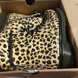 Leopard dr martens